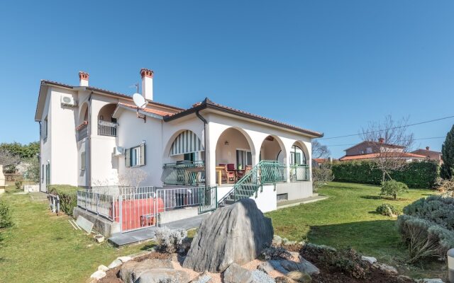 Holiday House OLIVE GROVE with pool and garden