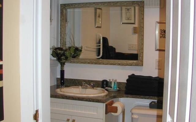 A Suite at Kitsilano Cottage