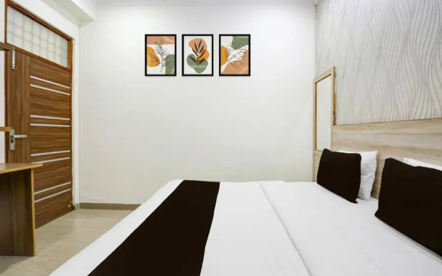 OYO 16721 Divine Hotel
