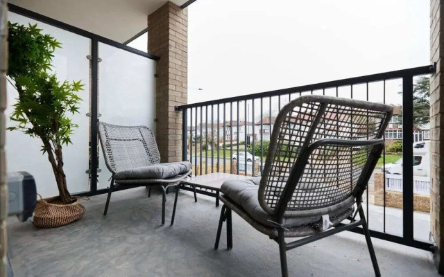 The Wembley Park Gem - Lovely 2bdr Flat With Balcony