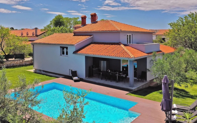 Modern Villa in Pula With Pool and Parking