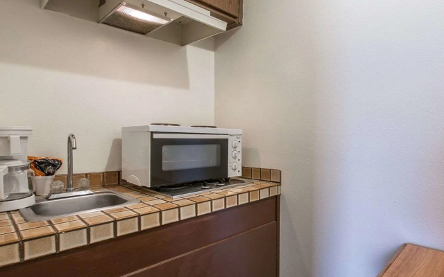 Palm Inn Hotel near Tyler Mall Riverside