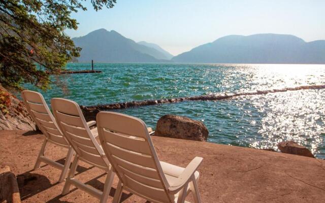 The Overlook, Luxury Lakeside Home with Dock