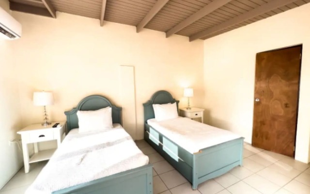 Spacious 6BR Villa w Pool Close2beach Sleeps 16