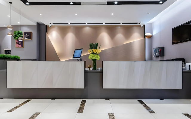Ease Hotel (Shenzhen Huaqiangbei Yannan Metro Station)