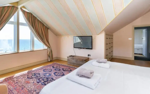 Private Cliff top Retreat by Perranuthnoe Beach