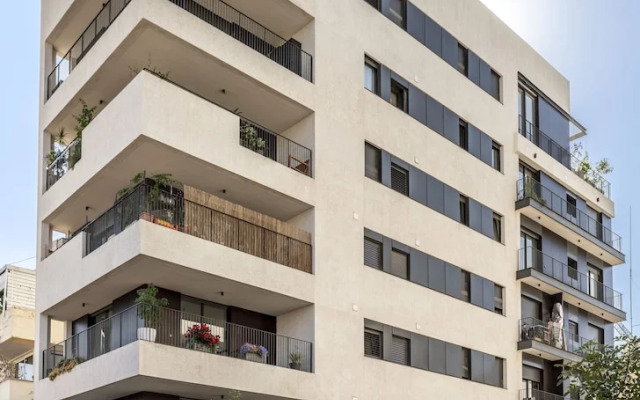 New Boutique Apt With Balcony And City View