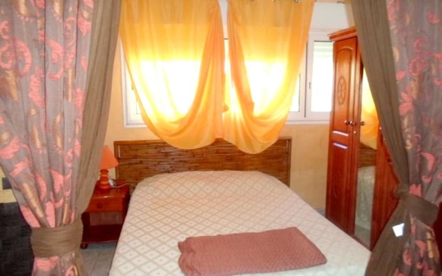 House With 2 Bedrooms in Petite Ile, With Wonderful sea View, Enclosed - фото 2
