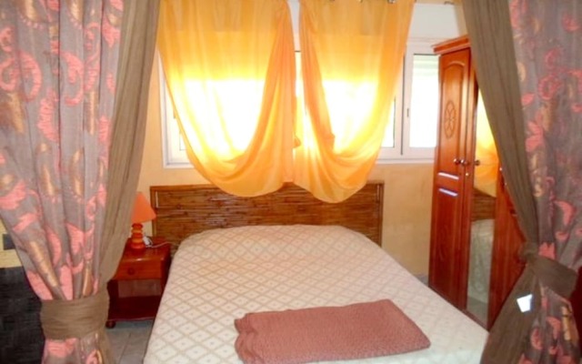 House With 2 Bedrooms in Petite Ile, With Wonderful sea View, Enclosed