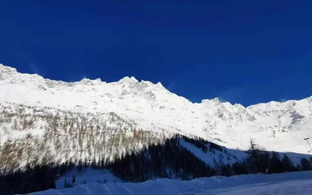 Newly Renovated Apartment in Cervinia's Heart