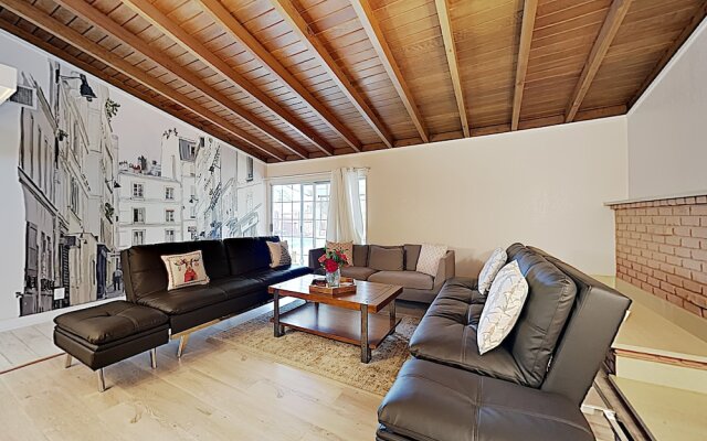 Larry 10631 - 3 Br home by RedAwning