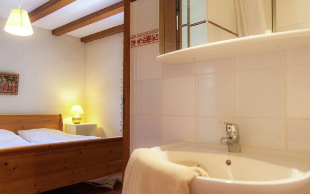 Marvelous Holiday Home in Issac With Swimming Pool