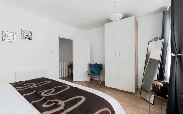 Beautiful 4-bed House With Garden in London