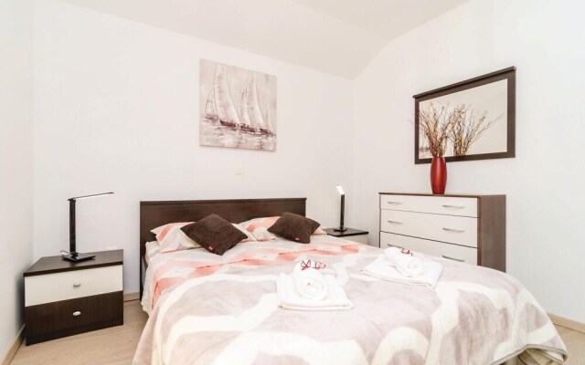 Stunning Home in Cibaca With Wifi and 2 Bedrooms