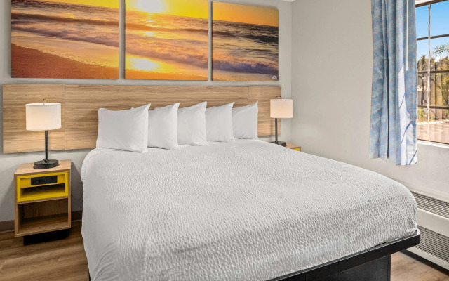 Days Inn & Suites by Wyndham Artesia