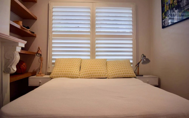 Stylish 2 Bedroom in Alexandria With Outdoor Patio