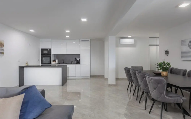 Spacious Pool Apartment Crikvenica