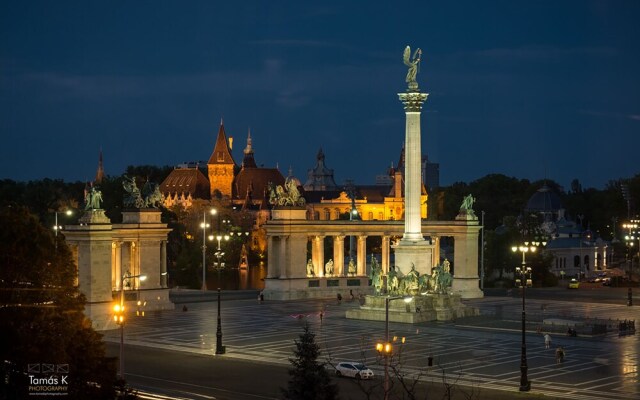 Opera Mezzanine Apartment - Historic Building With High Ceiling, A/c, Free Wifi