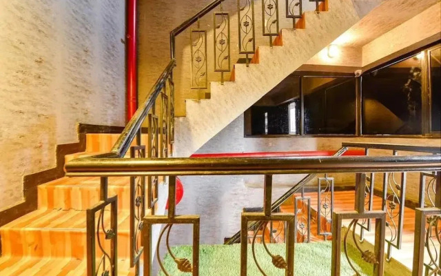 Queens Hub Hotel by OYO Rooms