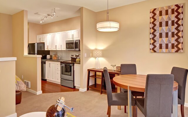 Belltown Court Space Needle Studio with Balcony