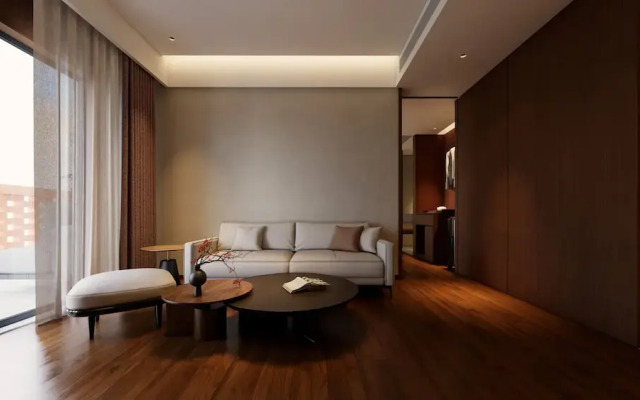 Red Wall Hotel