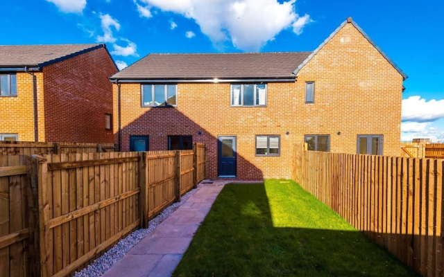 Stunning 2-bed House in Manchester With Canal View