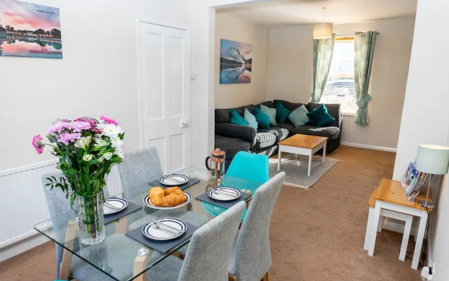 Comfy, 2 Bed House, Sleeps 6 with Garden and Free Parking in Cheltenham