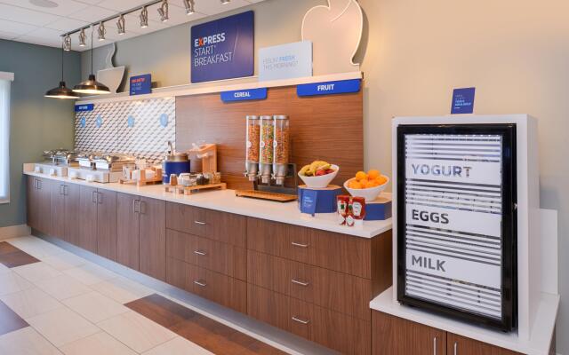 Holiday Inn Express & Suites Omaha - 120th and Maple by IHG