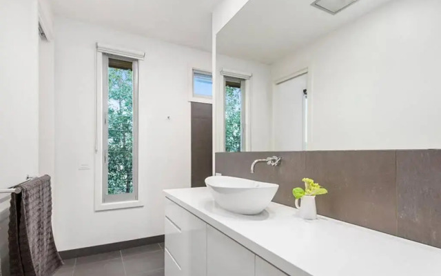 Beach Road Luxury with Ocean Views