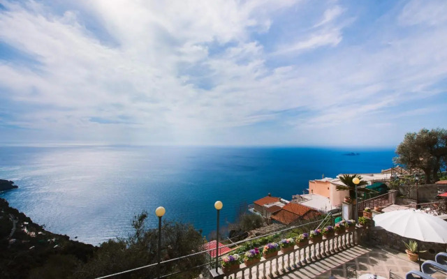 Villa Savina - Elegant Family Villa Overlooks Amalfi Coast -