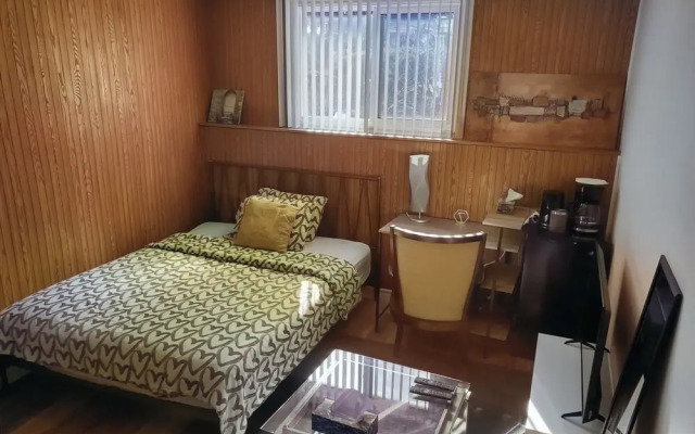 Colline-Single Room- Self Check-In