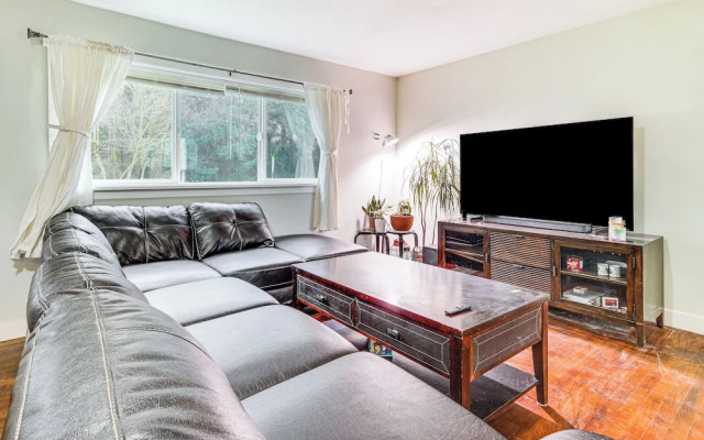 14 Mi to Dtwn Seattle: Sleek Home w/ Large Yard