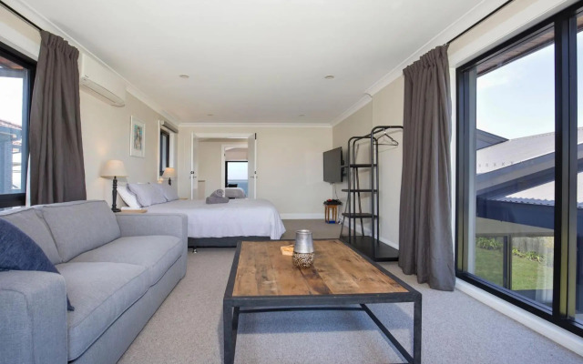 Seaview - Pet Friendly with Stunning Views - 1 Min to Beach