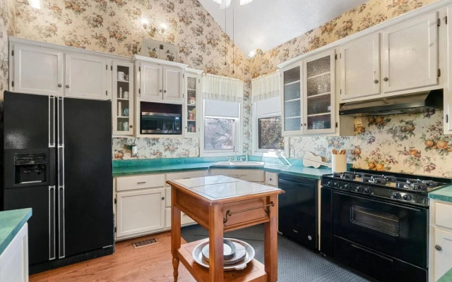 Four Winds Victorian Venue & Suites