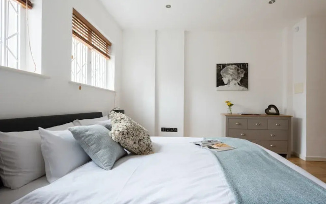 Platinum Apartment in Camden 9946