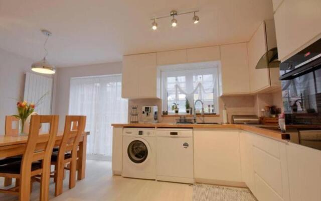 Swafield House - Parking - Modern 2 Bed - Marvello Properties