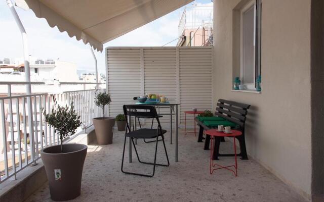 EL GRECO bright, airy penthouse in trendy Petralona