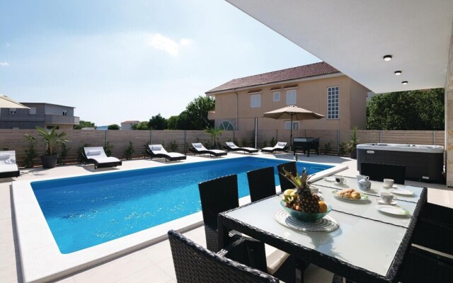 Awesome Home in Sukosan with Hot Tub, WiFi & 4 Bedrooms