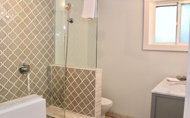 Alberta Alameda Bright Woodsy Private