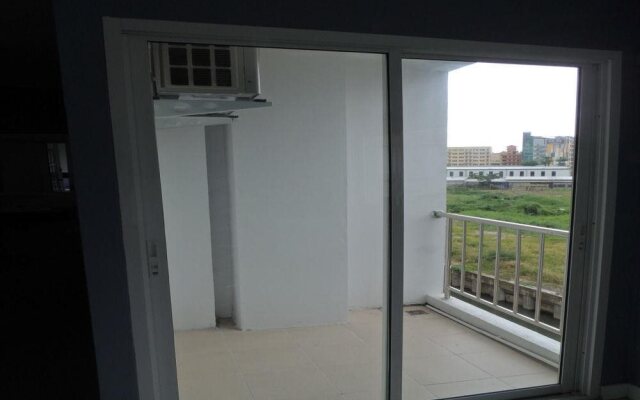 California Wings and Pizza Hotel