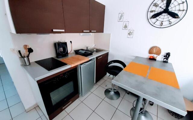 Studio 2 étoiles, wifi, proche commerces, A9, transports, plages