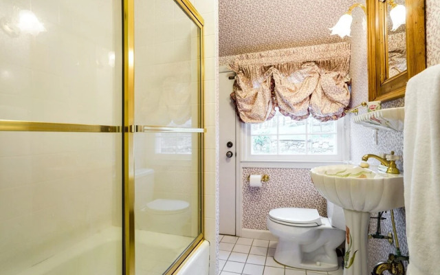 Bedford Big House w Heated Pool & Hot Tub on 4 Acres! Perfect Place to Social Distance and Stay Safe. Super-host Support, Check out our Reviews!