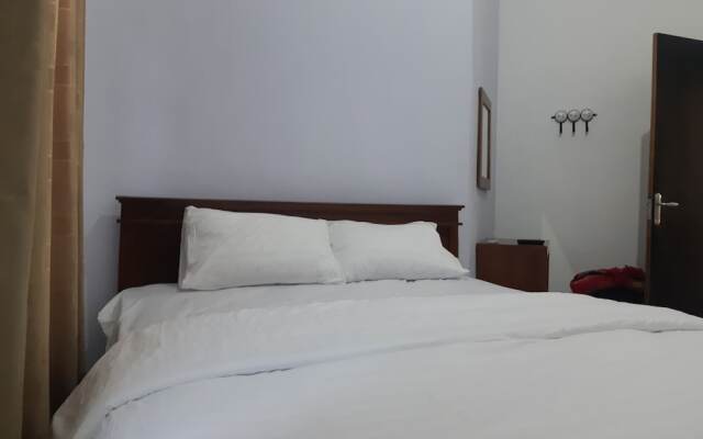 Oyo 2459 Godong Family House