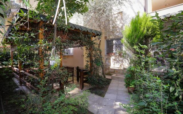 Pine-Tree Apt w/ Private Garden 50 m from the Sea
