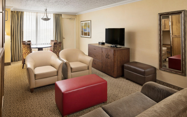 Crowne Plaza Louisville Airport Expo Ctr by IHG