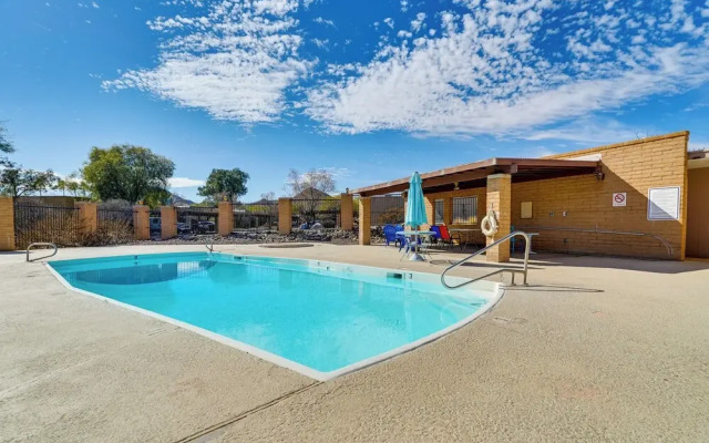 4 Mi to Downtown Tucson: Peaceful Townhome!