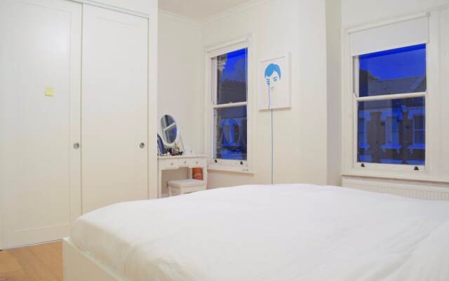 2 Bedroom Victorian Flat in Zone 1 Sleeps 4