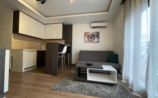 Empire Queen Apartments