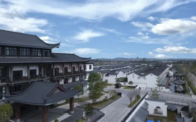Nine View Lake Fondney Hot Spring Hotel