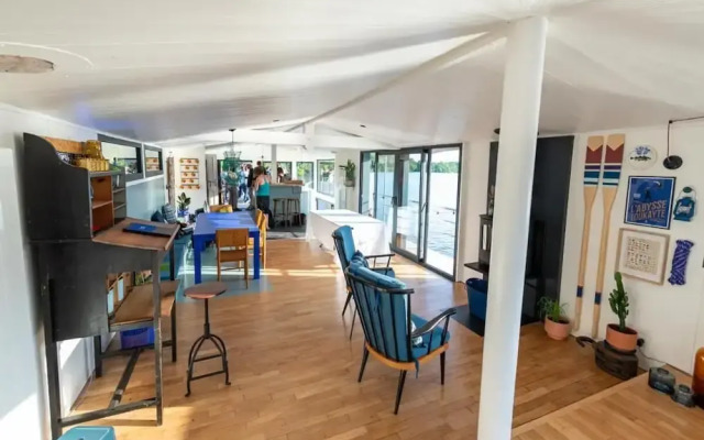 Péniche Carpe Diem La Rivière House